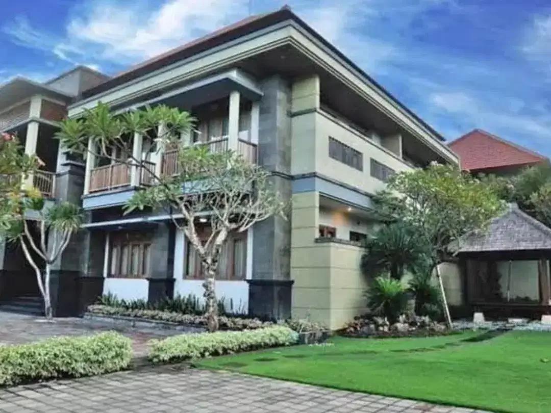 Dijual Rumah Mewah 8Kamar Kawasan Elite Moh Yamin Renon Denpasar - Image 2 of 10