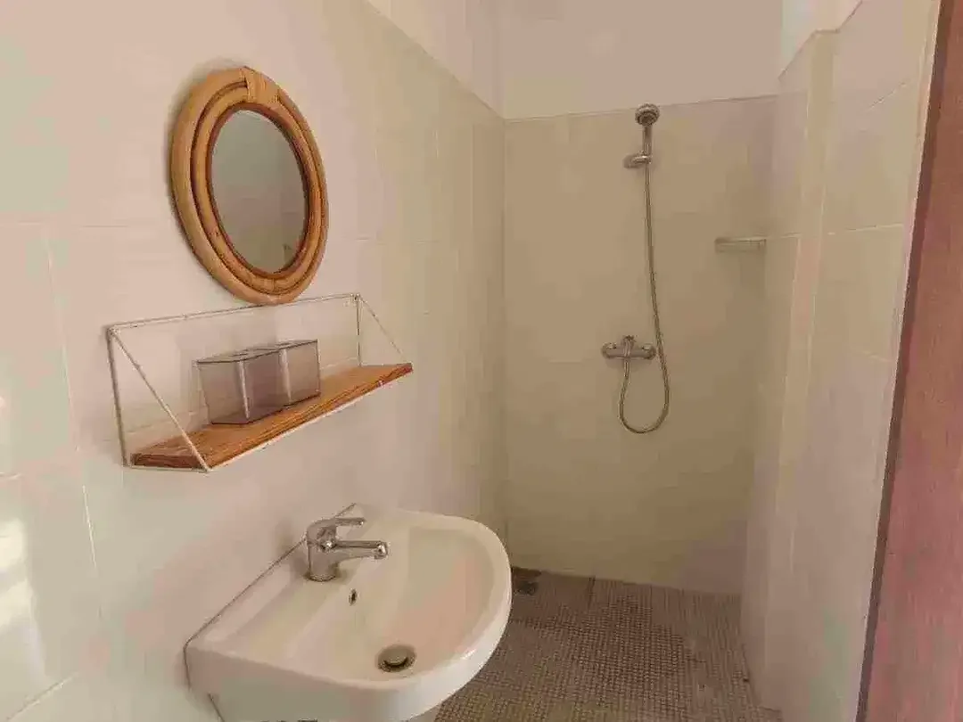 Villa 2 Kamar 1 kantor semi Furnished lokasi premium Canggu 5 menit ke Pantai berawa bebas banjir SHM - Image 8 of 10