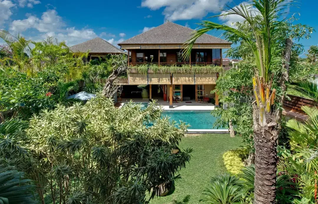 Villa Mewah 2 Unit Lokasi Premium Dekat Pantai Seminyak Bali - Image 4 of 10