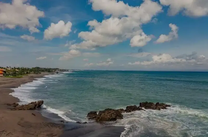 Beachfront 5 bedrooms villa for sale in pererenan - Image 6 of 10