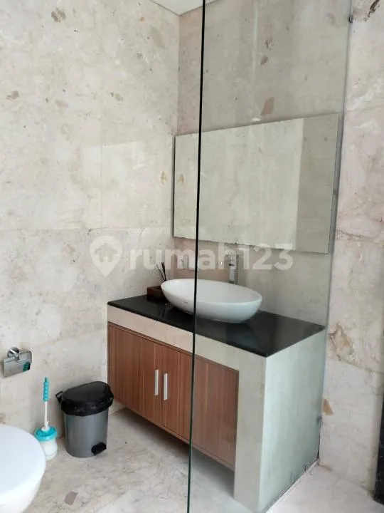 Villa Lokasi Strategis Nyaman Dekat Fasilitas Publik, Tibubeneng - Image 1 of 4