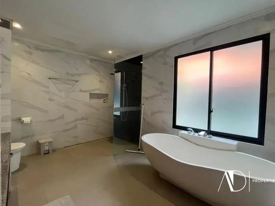 FREEHOLD | CONTEMPORARY 2-BEDROOM VILLA NEAR SEMINYAK - Image 7 of 10