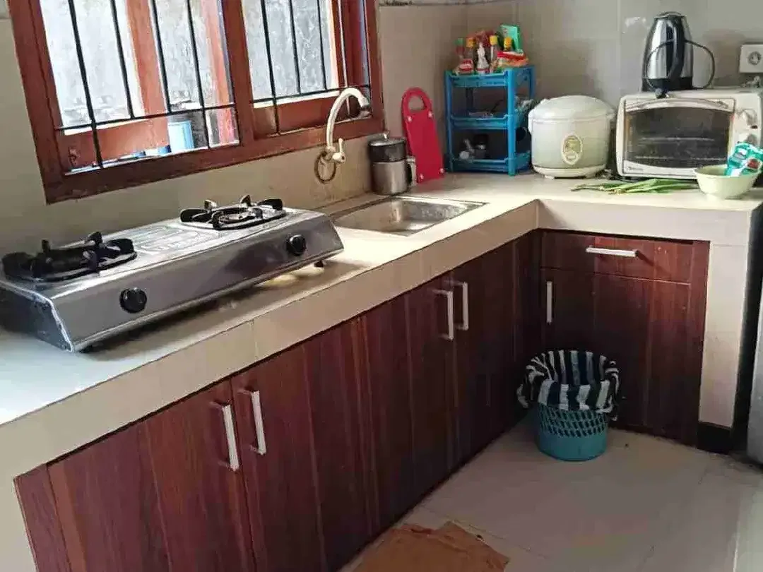 Rumah 3 kamar perum cempaka sari one gate system strategis furnished SHM - Image 2 of 8