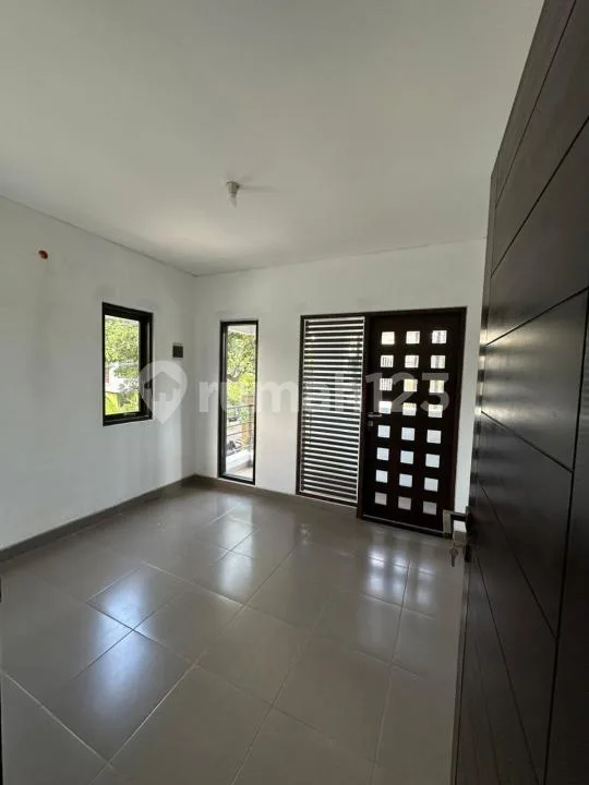 Disewakan Rumah Asri & Luas 4 KT di Jl. Merdeka Renon - Garasi 2 Mobil, Jalan Lebar 6M! - Image 2 of 4
