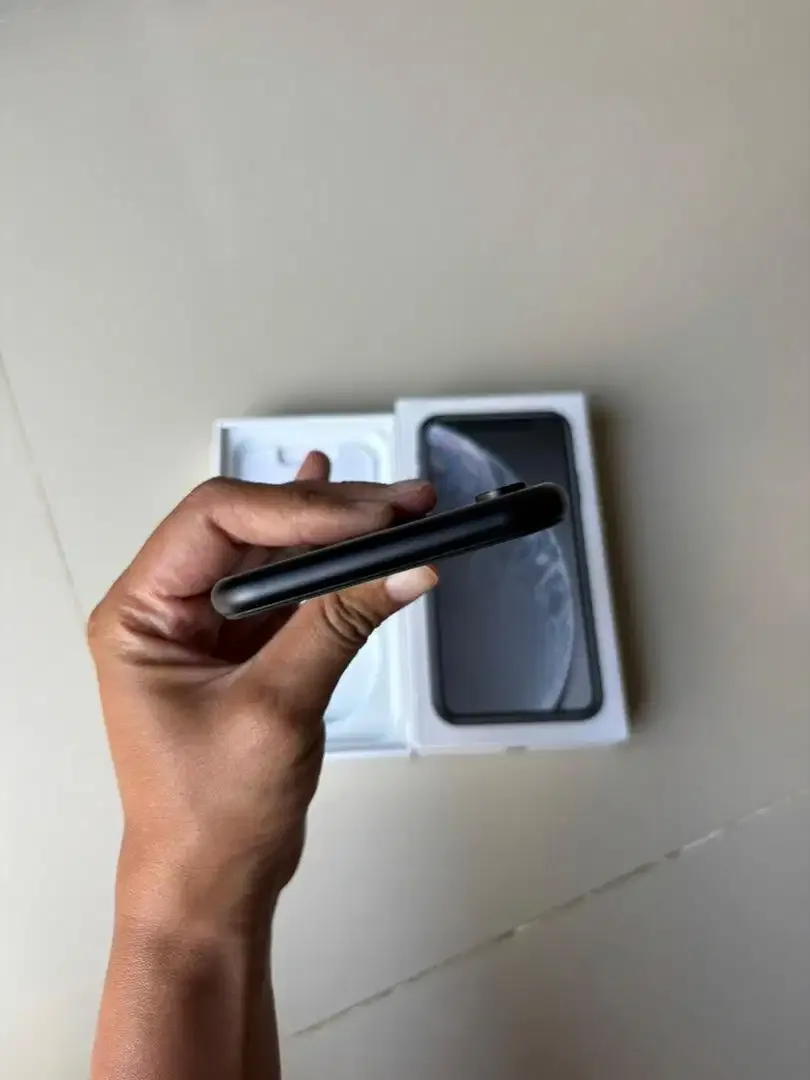 iPhone XR 128GB Black inter - Image 6 of 8