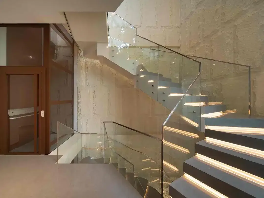 3 BEDROOMS LUXURY - Image 2 of 10