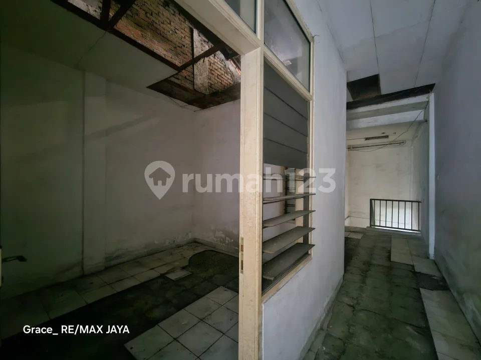 Ruko 3 Lantai Parkiran Luas di Pertokoan Diponegoro Denpasar - Image 2 of 4