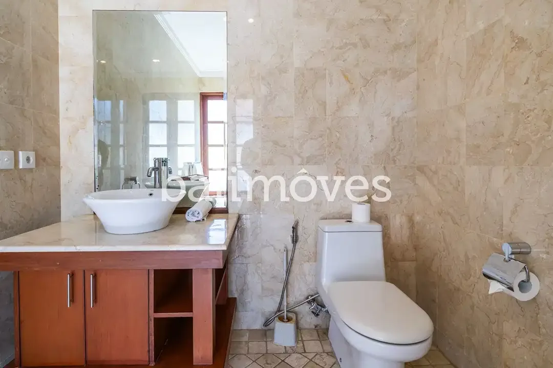 Villa Klasik dan Luas 5 Kamar Tidur Di Tepi Pantai Sanur - Image 6 of 10