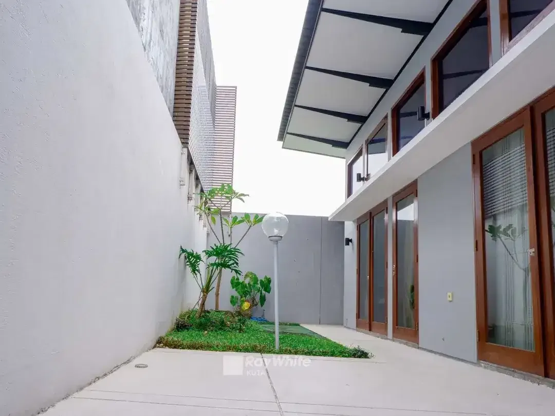 JUAL RUMAH MODERN FURNISHED DALAM KOMPLEKS IMAM BONJOL - Image 6 of 10