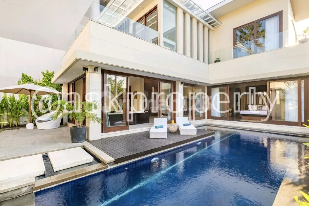 Dijual Villa Luxury 3 Bedrooms 300 Meter ke Pantai Batu Bolong Canggu Bali - Image 1 of 4