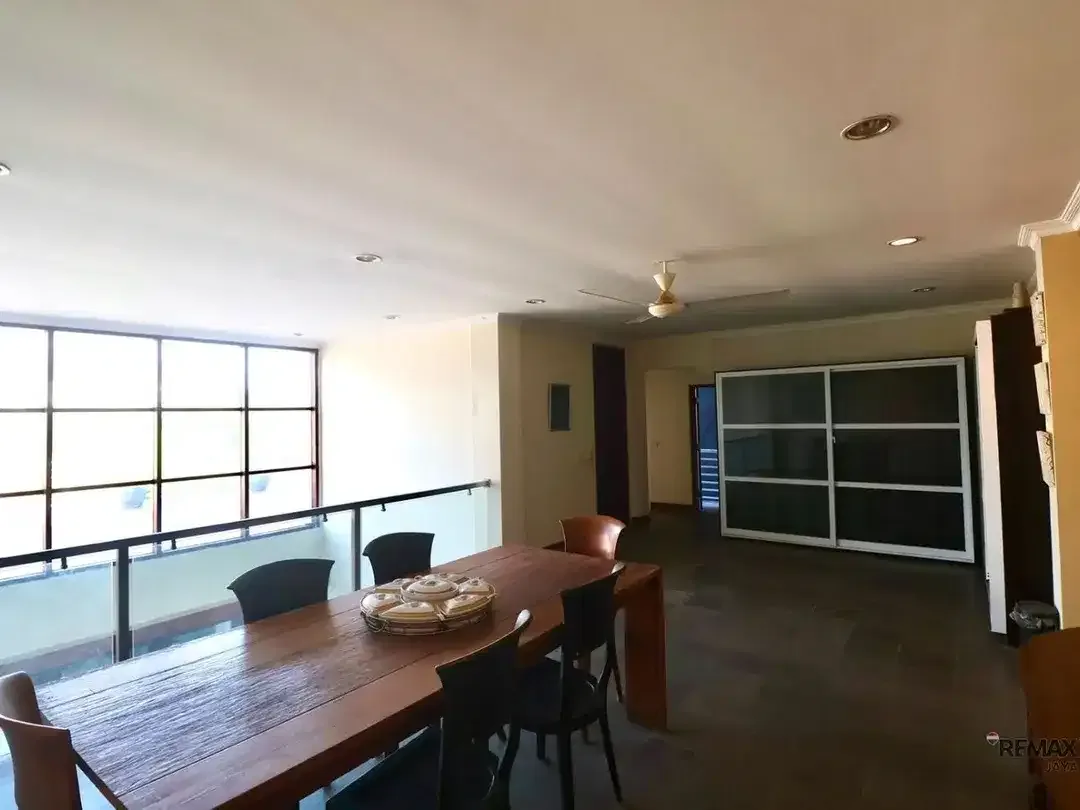 Rumah 4 Lantai dengan Rooftop Dijual, di Seminyak - Image 3 of 7