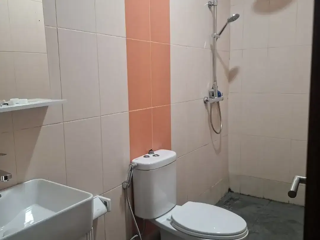 DIJUAL RUMAH 2 LANTAI FULLY FURNISHED SIAP HUNI KEROBOKAN AREA - Image 6 of 10