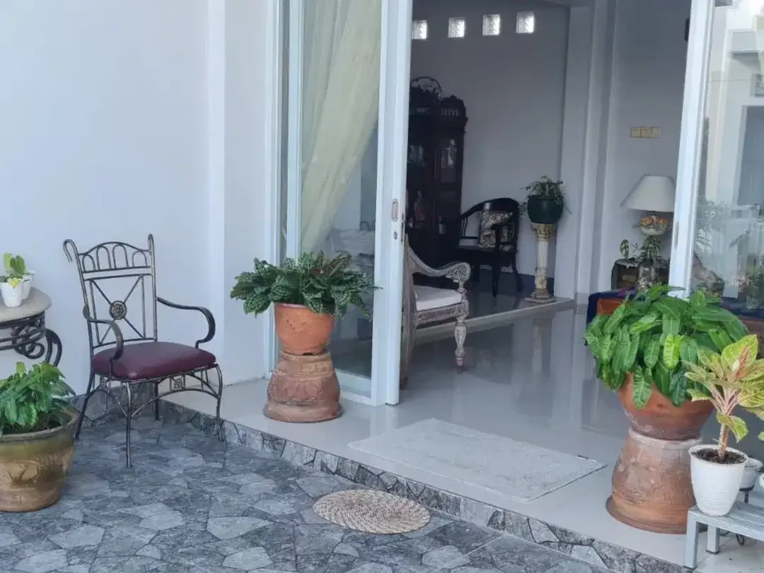 Freehold-Family-Friendly House for Sale in Padang Sambian, Bali - Image 2 of 10