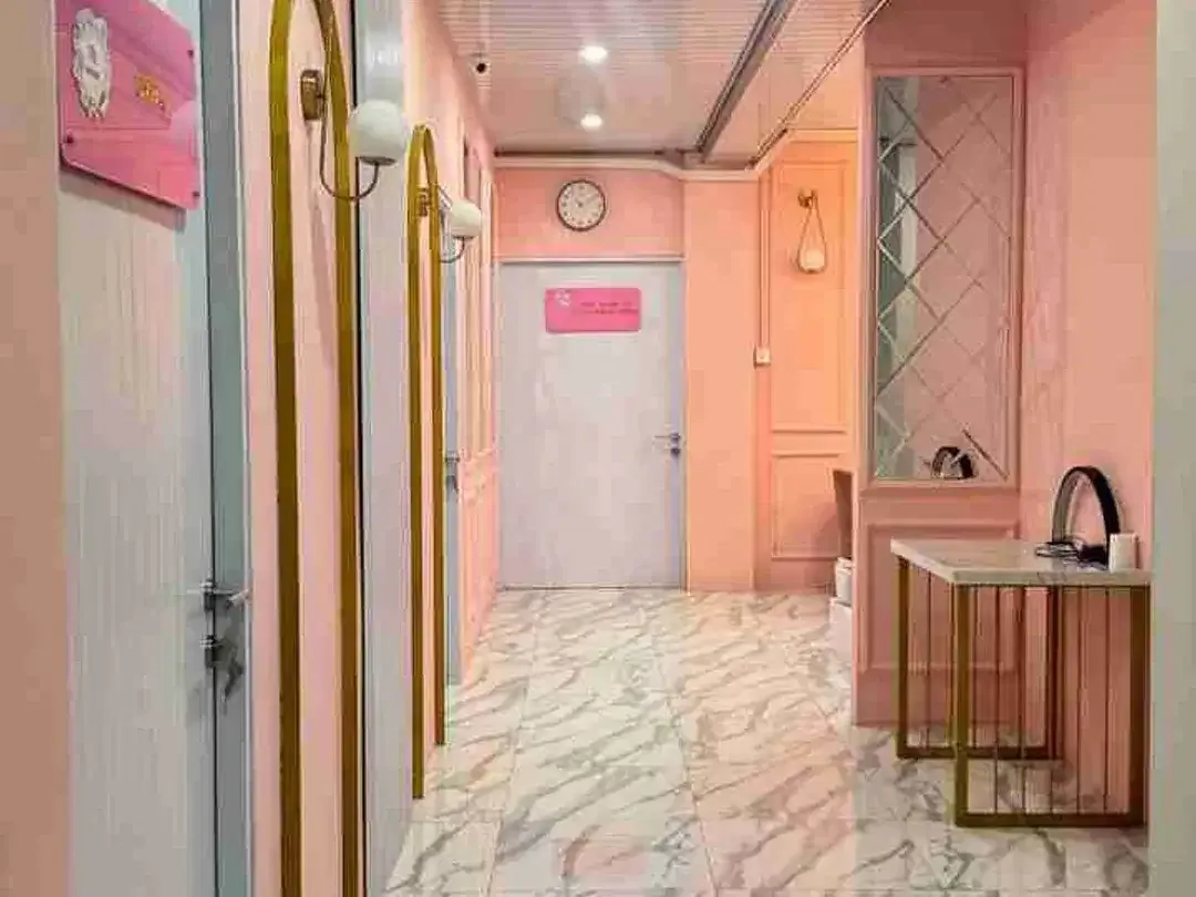 Salon Fully Furnished SHM SLF 3 Lantai ada living space lengkap strategis bebas banjir - Image 10 of 10