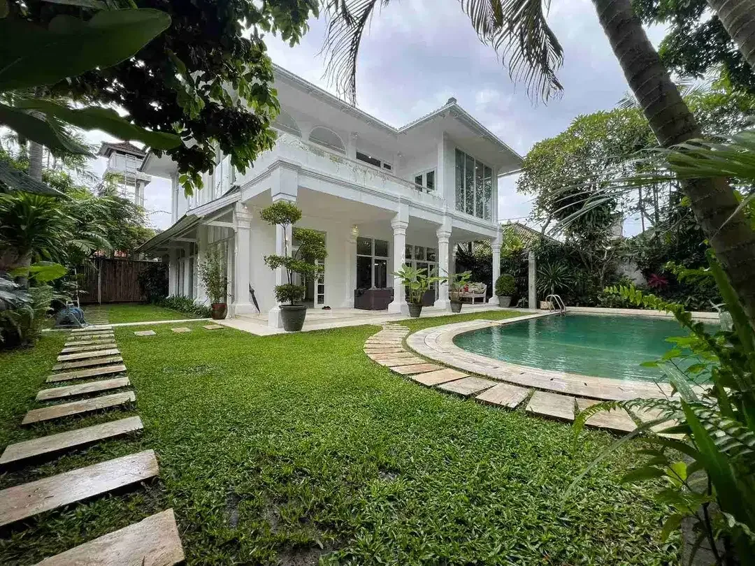 Villa Luxury 4 KT di Batubelig Badung, Dekat Pantai - Image 2 of 9