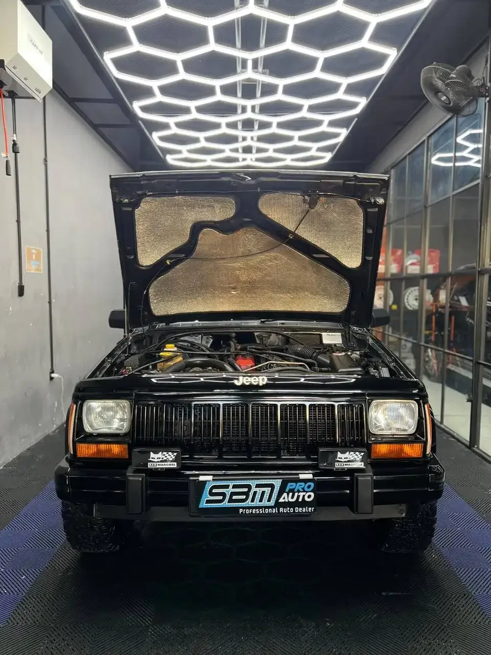 JEEP CHEROKEE 4.0 LIMITED 1997 HITAM AT - Image 5 of 10