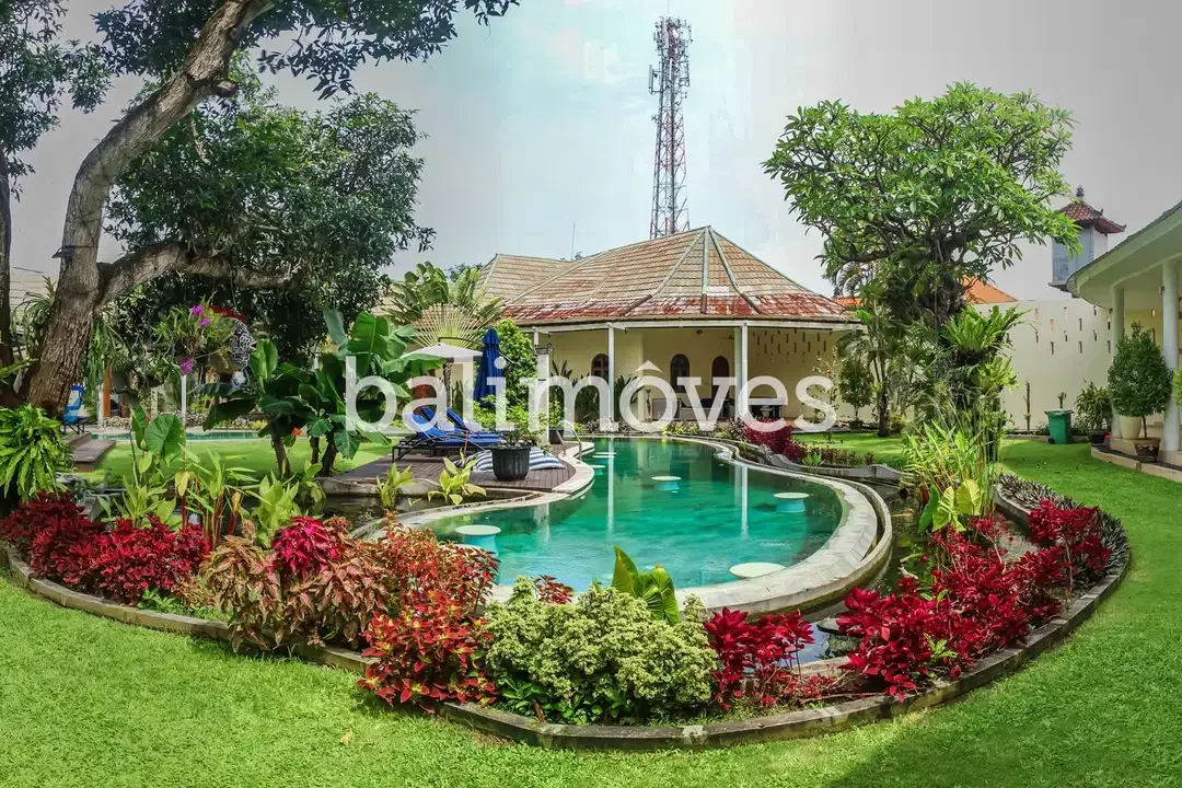 Villa Lima Kamar Tidur Dengan Taman Yang Luas Di Sanur - Image 1 of 10