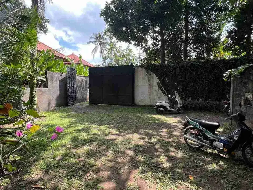 VILLA LANTAI II DAN BUNGLOW YG SANGAT LUAS DENGAN KEBUN YG HIJAU MENAWAN DI AREA TUMBAKBAYUH DI BAWAH HARGA PASARAN - Image 6 of 10