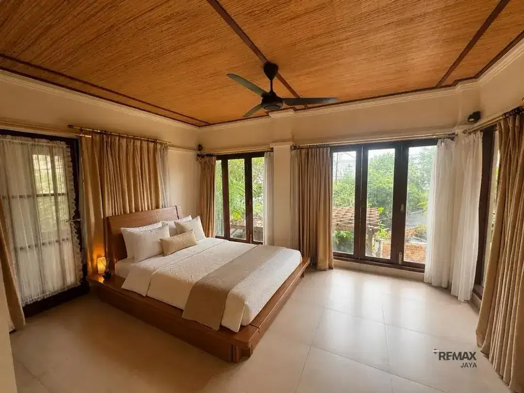 Villa Luas 4 Kamar Tidur Fully Furnished Disewakan di Mumbul - Image 3 of 6