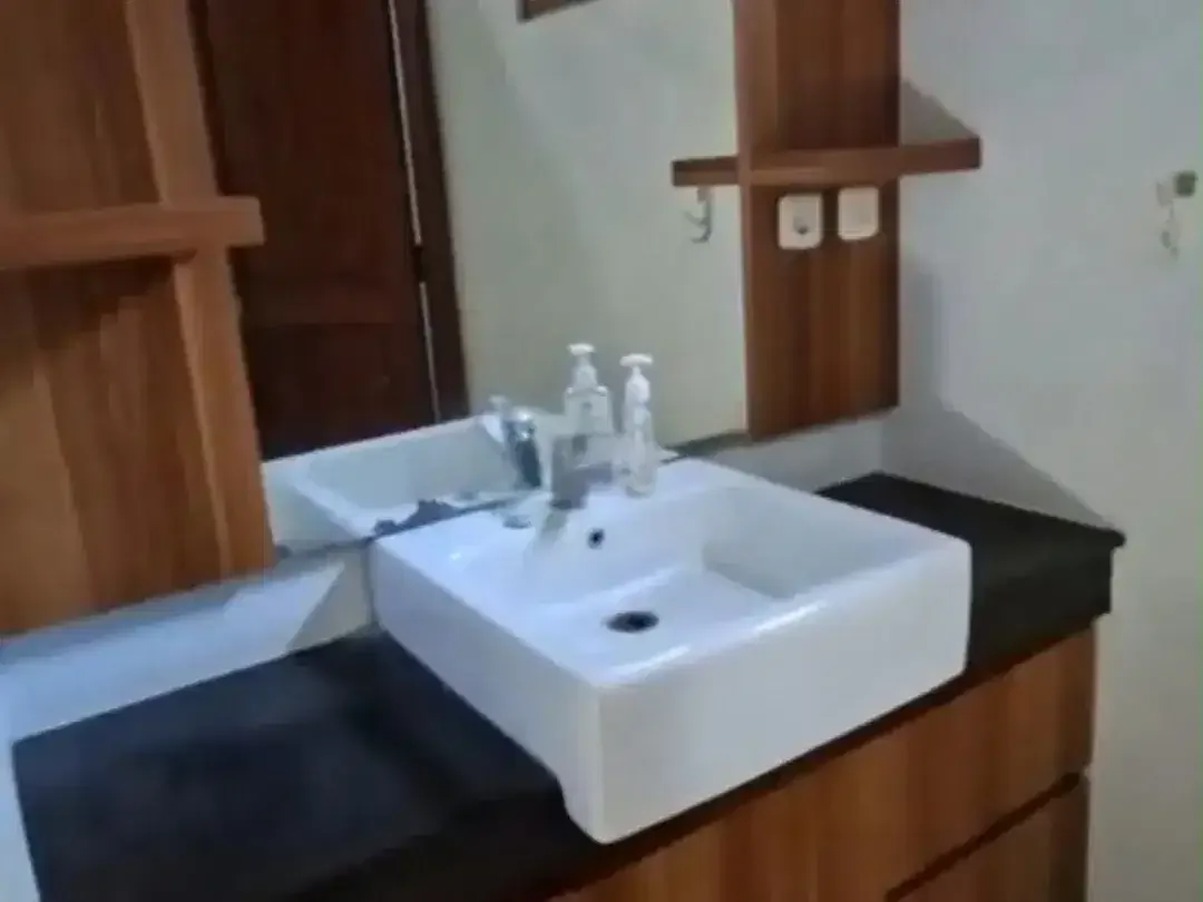 Rumah Hook 4/5BR Semi Furnished di Area Premium Renon - Image 8 of 8