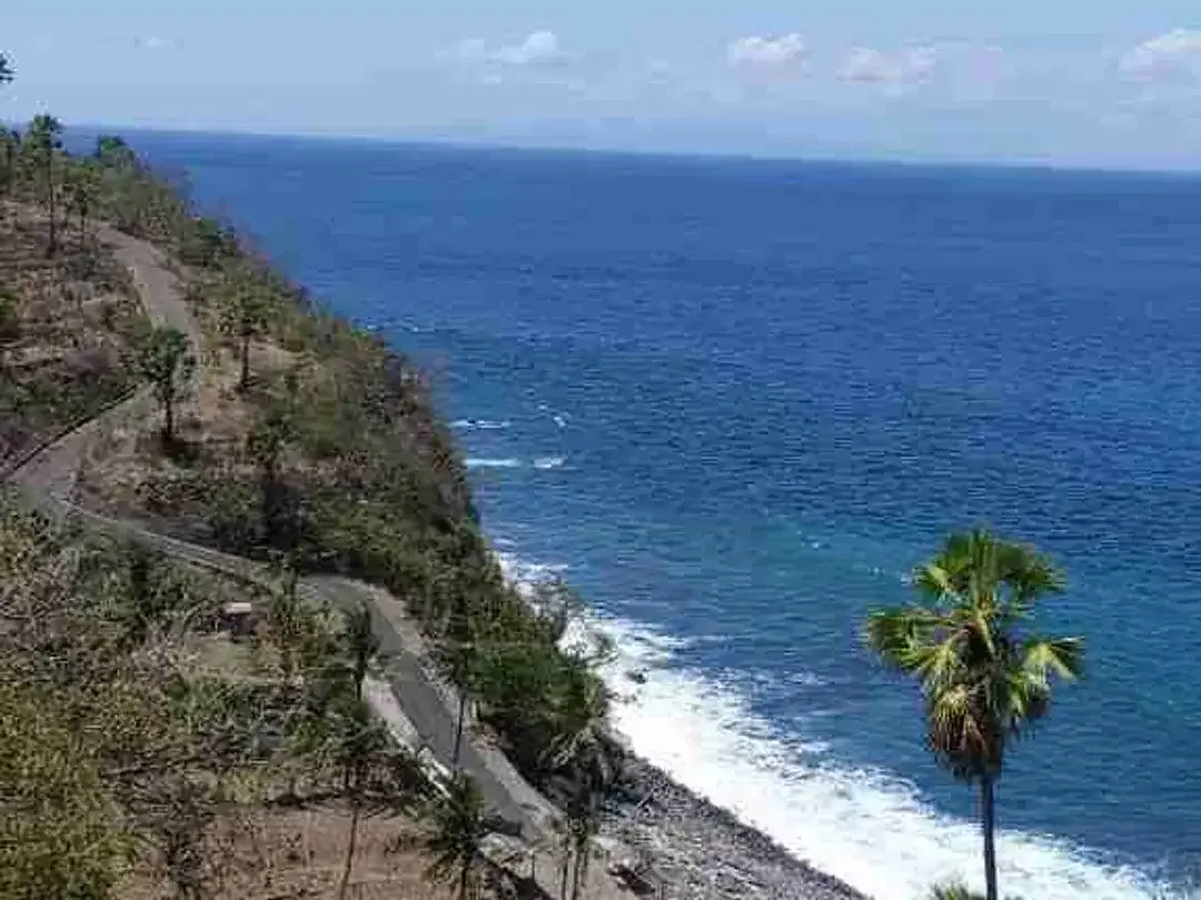 Tanah Tepi Tebing Pantai Seraya Karangasem Bali - Image 7 of 9