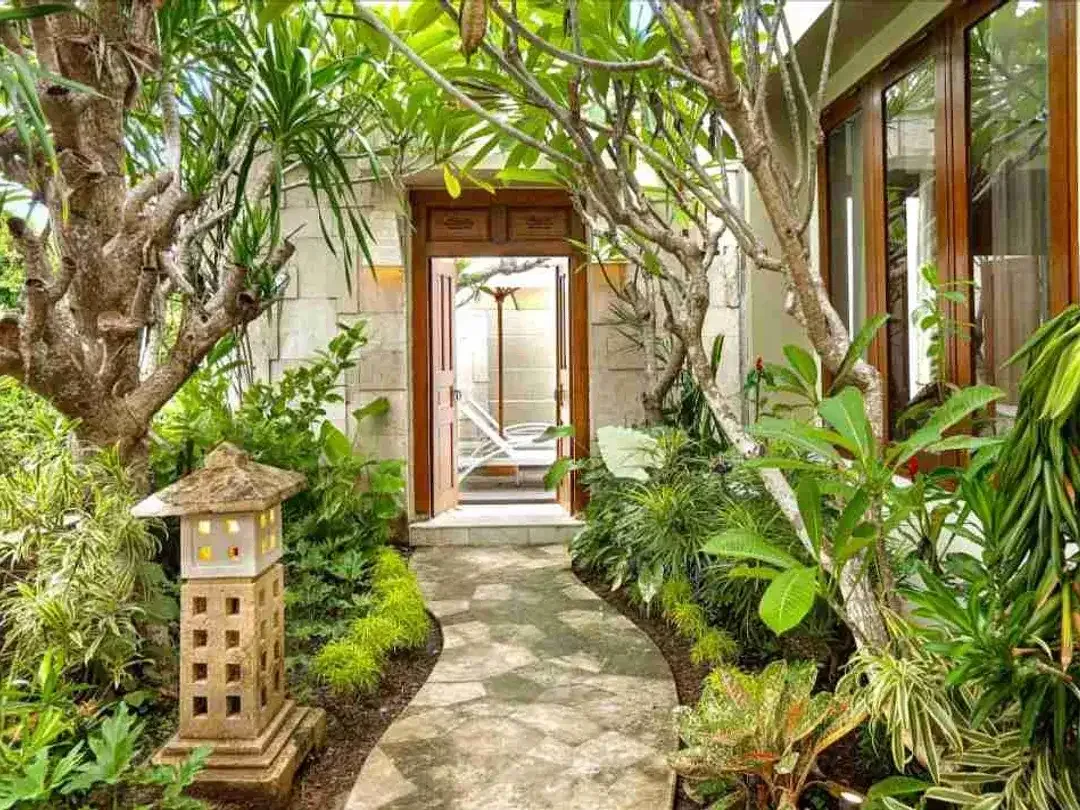 Villa strategis Tropis Modern Taman Griya Jimbaran Bali - Image 6 of 10