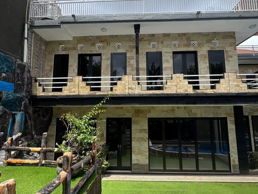Spacious 9-Bedroom House with Private Pool Near Citraland Denpasar - Image 3 of 10