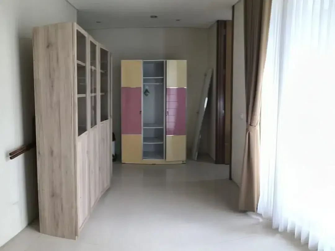 FOR SALE HUNIAN READY UNIT KAWASAN CLUSTER TERBAIK 5BR DI DENPASAR - Image 8 of 10