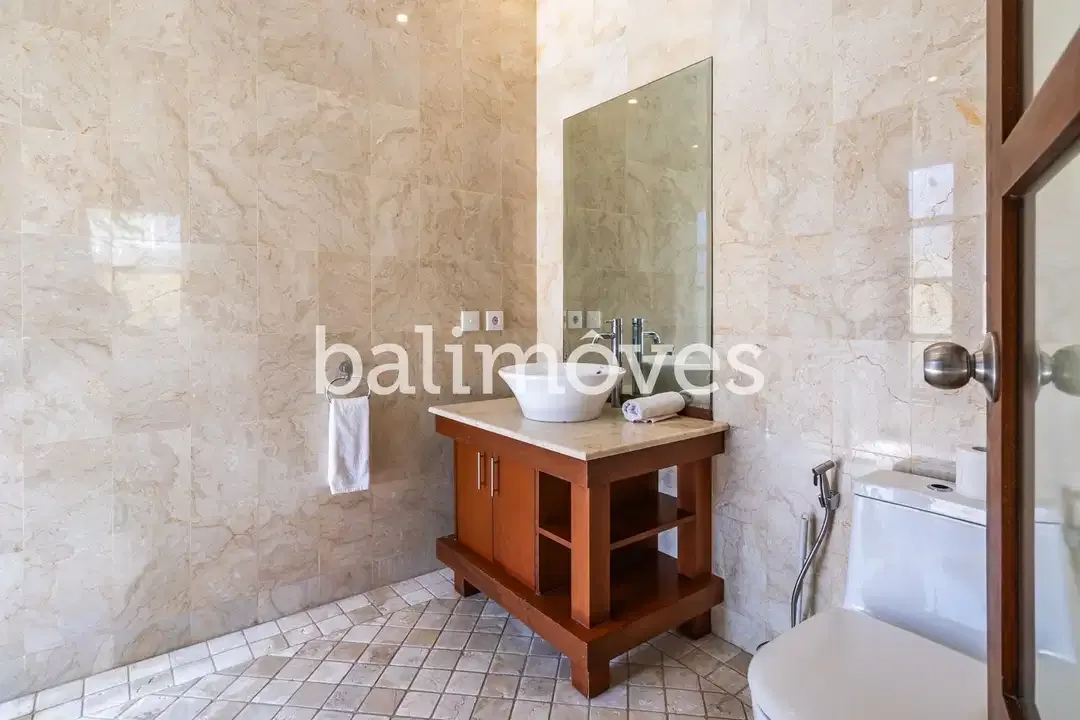 Villa Klasik dan Luas 5 Kamar Tidur Di Tepi Pantai Sanur - Image 7 of 10