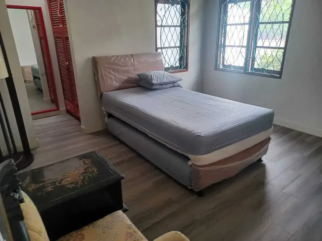 Rumah Strategis Nuansa Utama Taman Griya - Image 7 of 10
