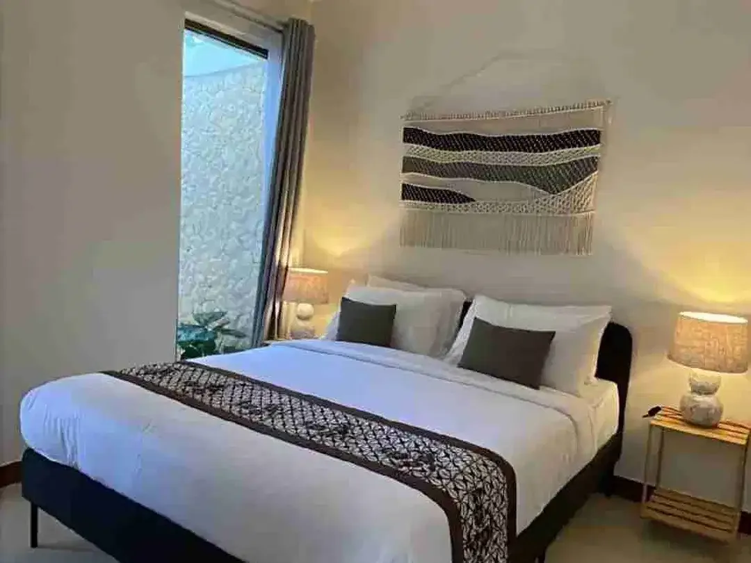 DIJUAL RUMAH SEMI VILLA 2BR DI KOMPLEK PERUMAHAN UNGASAN ADA POOL, FULLY FURNISHED SIAP HUNI - Image 6 of 10