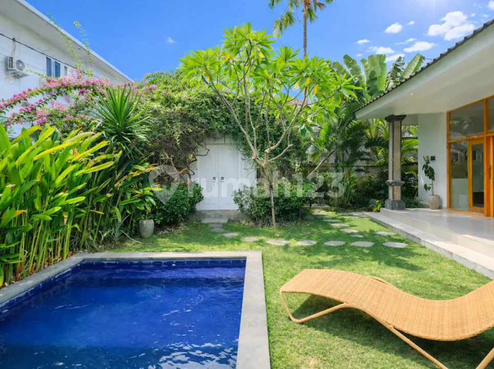 Villa 3 Kamar di Padang Linjong dengan Taman Luas 4 Mnt ke Pantai - Image 3 of 4