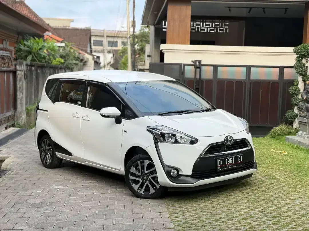 Toyota Sienta V 6MT AsliBali Low KM 20rb istimewa - Image 1 of 8