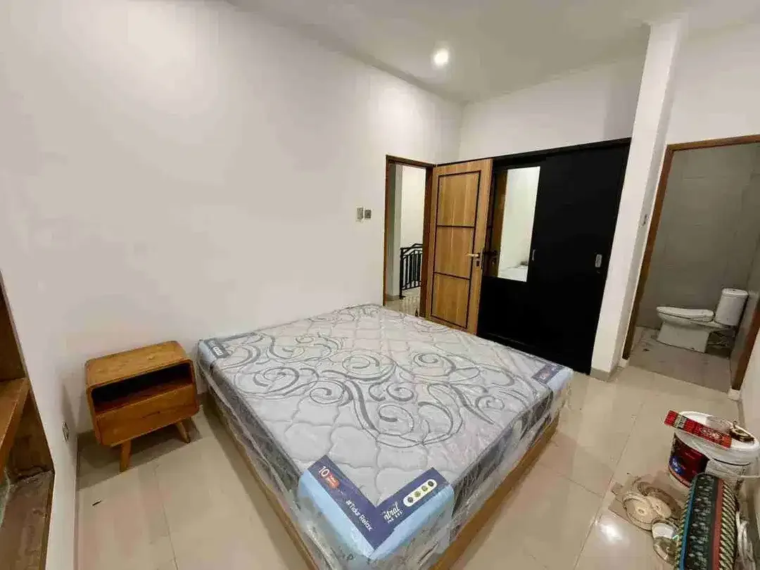 DISEWAKAN RUMAH MODERN MINIMALIS 2 LANTAI DALAM CLUSTER ONE GATE SYSTEM DI JIMBARAN AREA - Image 9 of 10