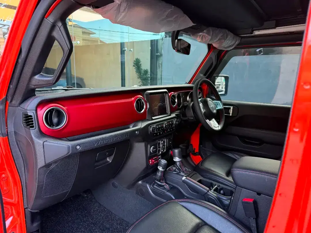Jeep Rubicon JL 2.0L Sky One Touch 2023 - Image 9 of 10