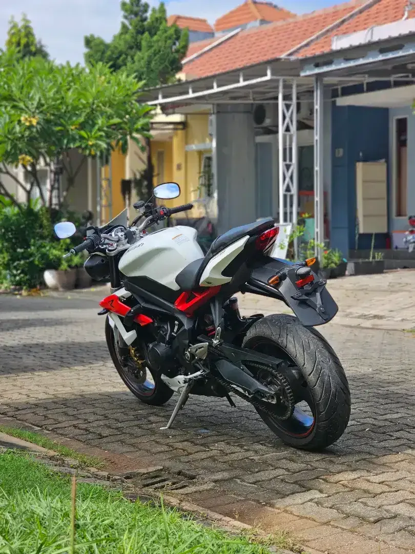 Triumph Street Triple 675R 2015, kondisi cakep, full mulus, noPR - Image 4 of 10