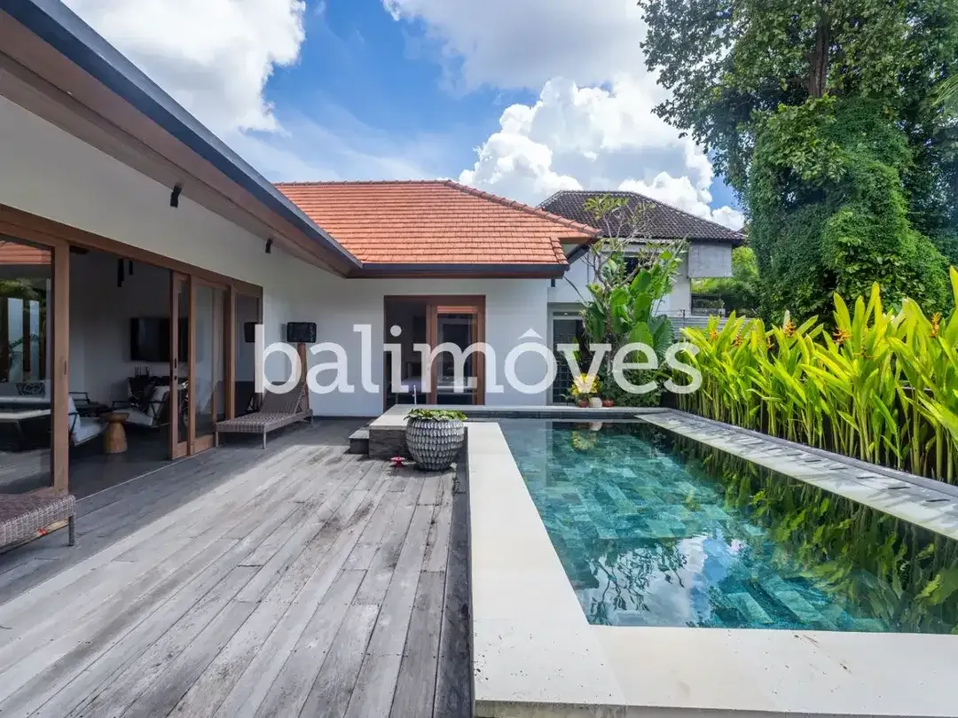 Vila Tiga Kamar Tidur yang Menawan di Tepi Pantai Sanur - Image 2 of 10