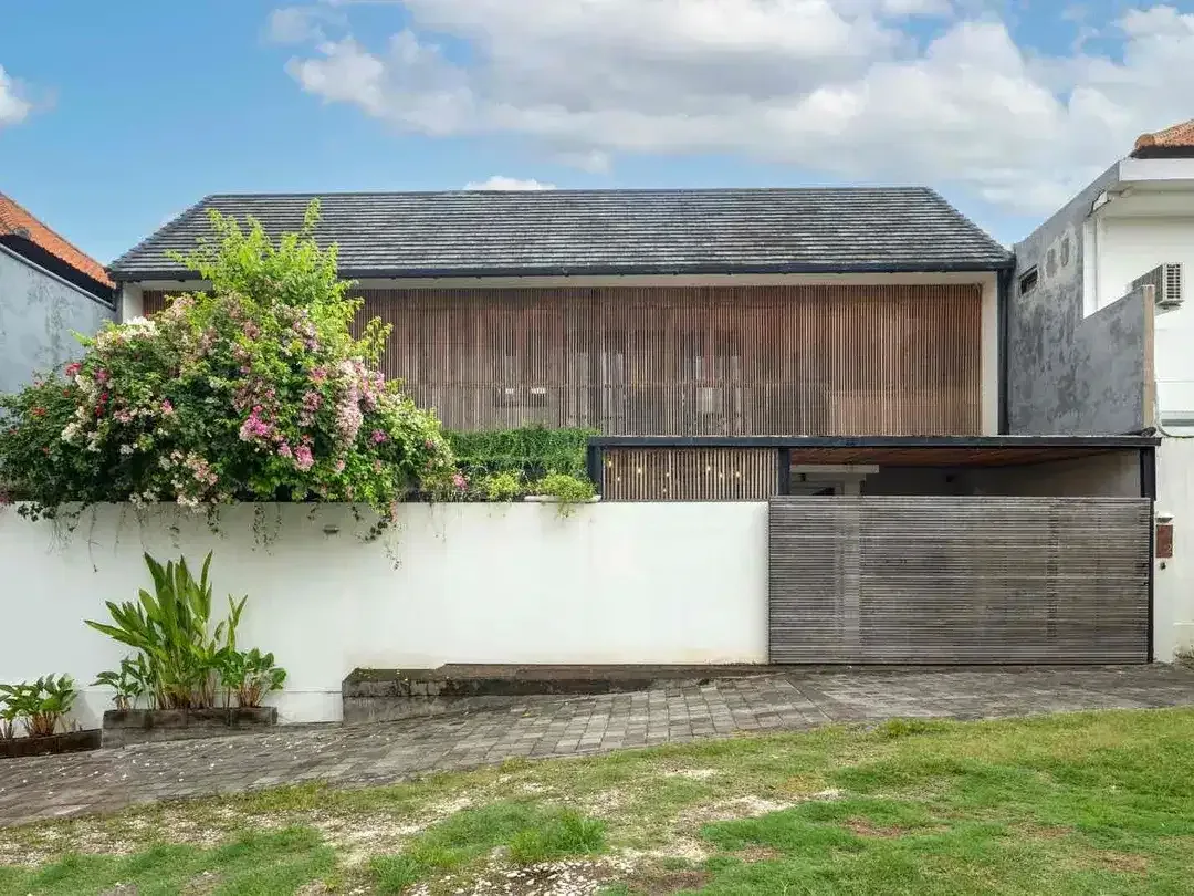 FOR SALE MODERN FURNISHED VILLA KAYUTULANG SELATAN CANGGU - Image 1 of 10
