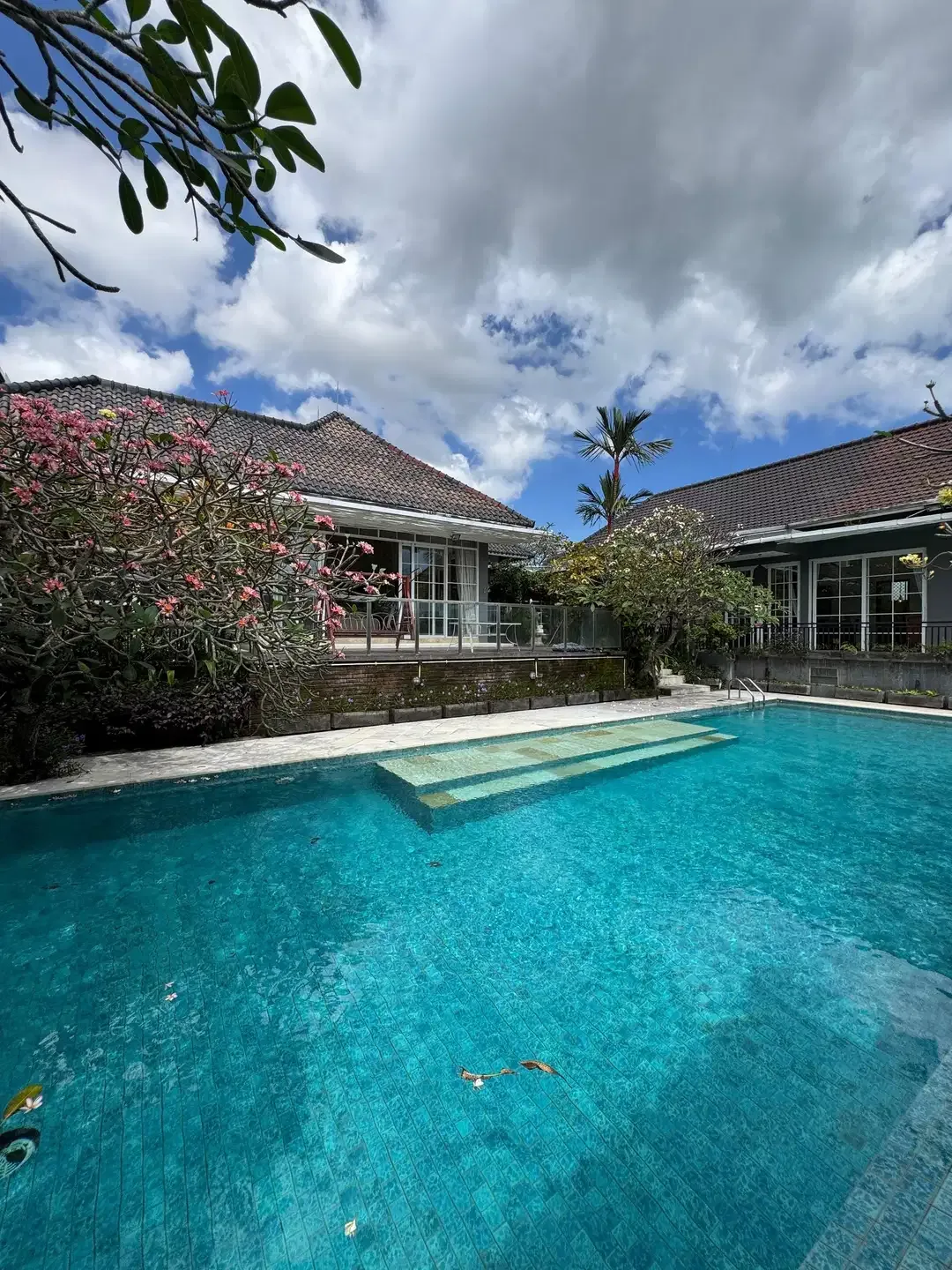 Dijual Villa Mewah di Canggu Bali – 8BR, View Sawah Sungai Gunung, Lahan 2.000 m² - Image 2 of 10