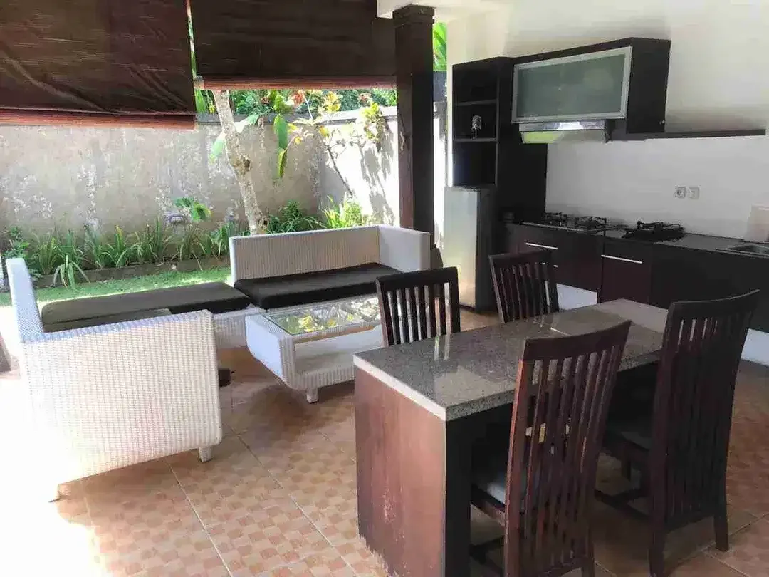 Villa furnished near gusto mertanadi electric bill included pet friendly sublease allowed strategic near seminyak - Image 5 of 10