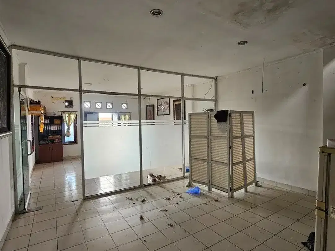 Ruko 3 Lantai Disewakan di Denpasar Barat, 2 menit ke Mahendradata Selatan - Image 2 of 9