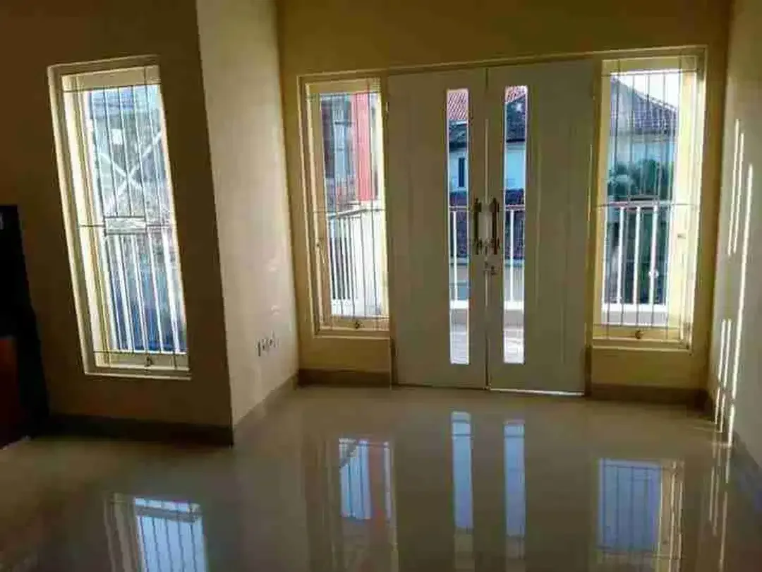 Buc Rumah LT 120M2 Ada 5Kamar Pusat Kota Jaya Giri Renon Jl6mtr Paving - Image 2 of 9