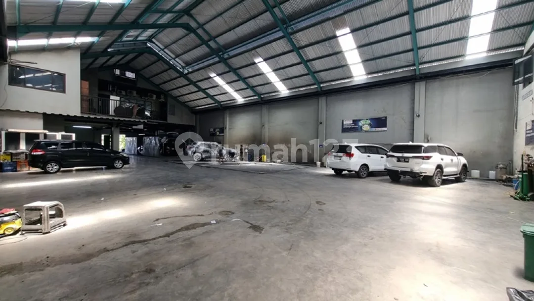 Dekat Teuku Umar!! Gedung Besar Lokasi Bagus Jalan Mahendradatta - Image 1 of 4