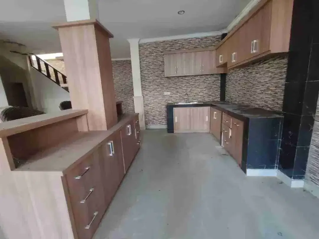 Di Jual Rumah 2 Lantai Kawasan Premium
Graha Liva Kertalangu, Desa Batubulan, Kec. Sukawati, Kab. Gianyar, Provinsi Bali - Image 9 of 10
