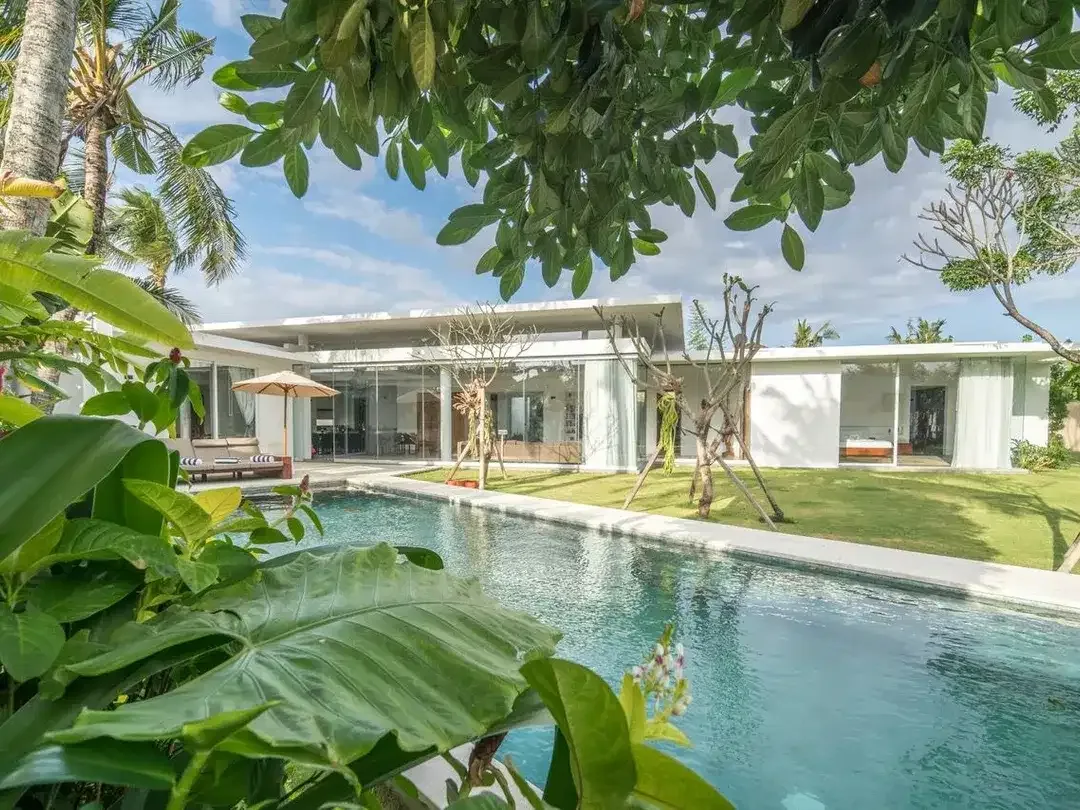 Freehold - Timeless Tropical Villa with Sophisticated Charm in Umalas - Image 4 of 10