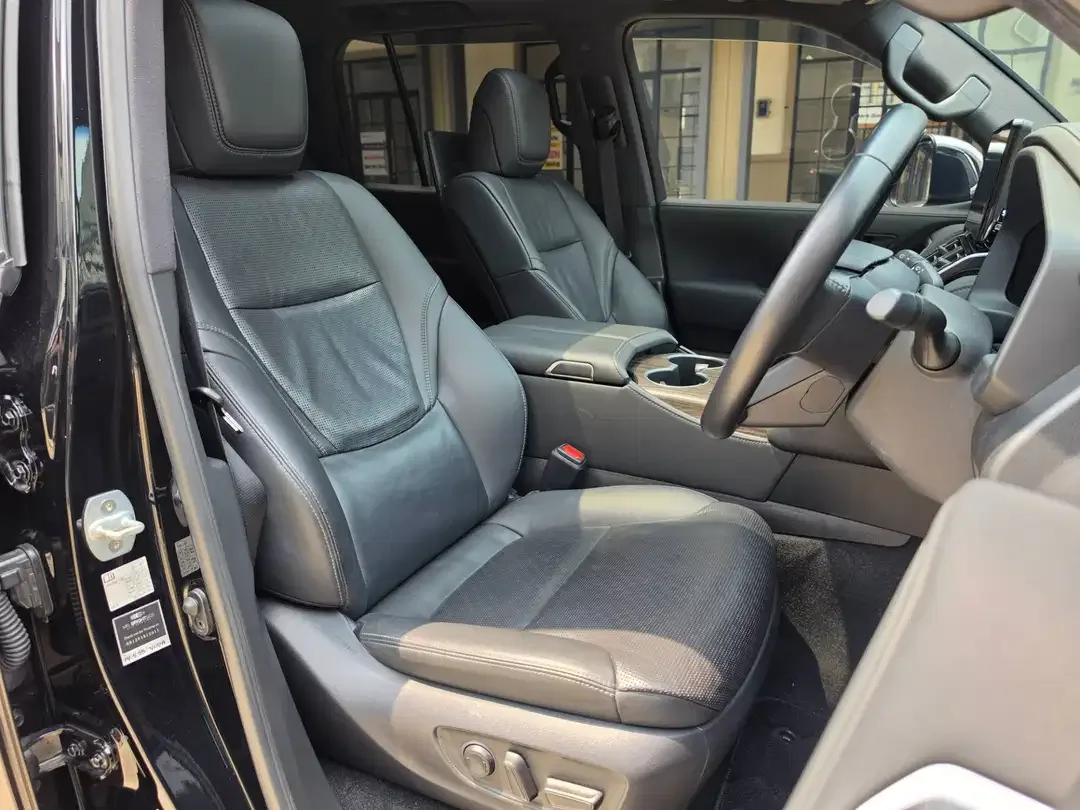 Toyota Land Cruiser 300 VXR 4x4 - Image 8 of 10