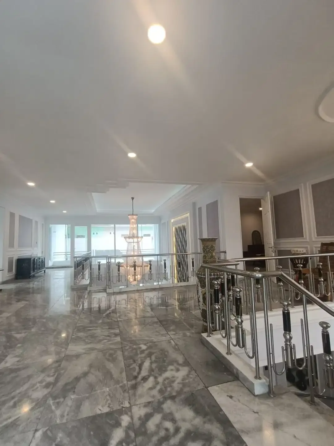 Dijual Rumah Dengan 6 Kamar Tidur Style Simple Classic Area Denpasar - Image 4 of 10