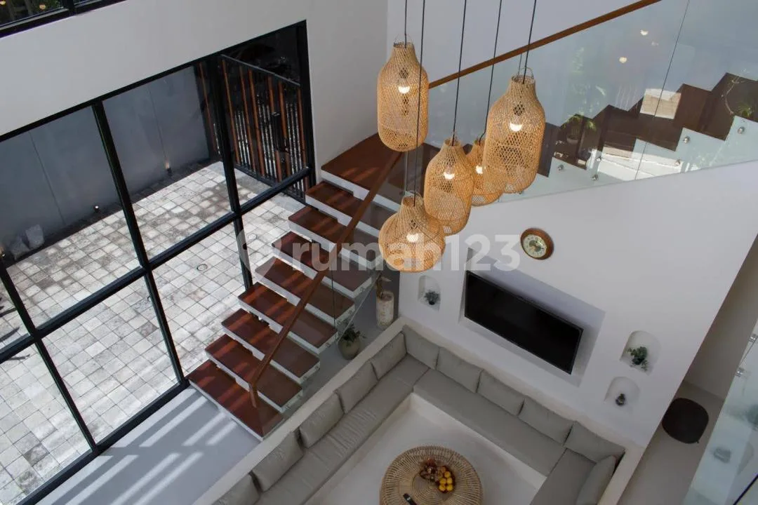 Villa 2,5Lt Full Furnished Pool Kawasan Elite Strategis di Canggu - Image 1 of 4