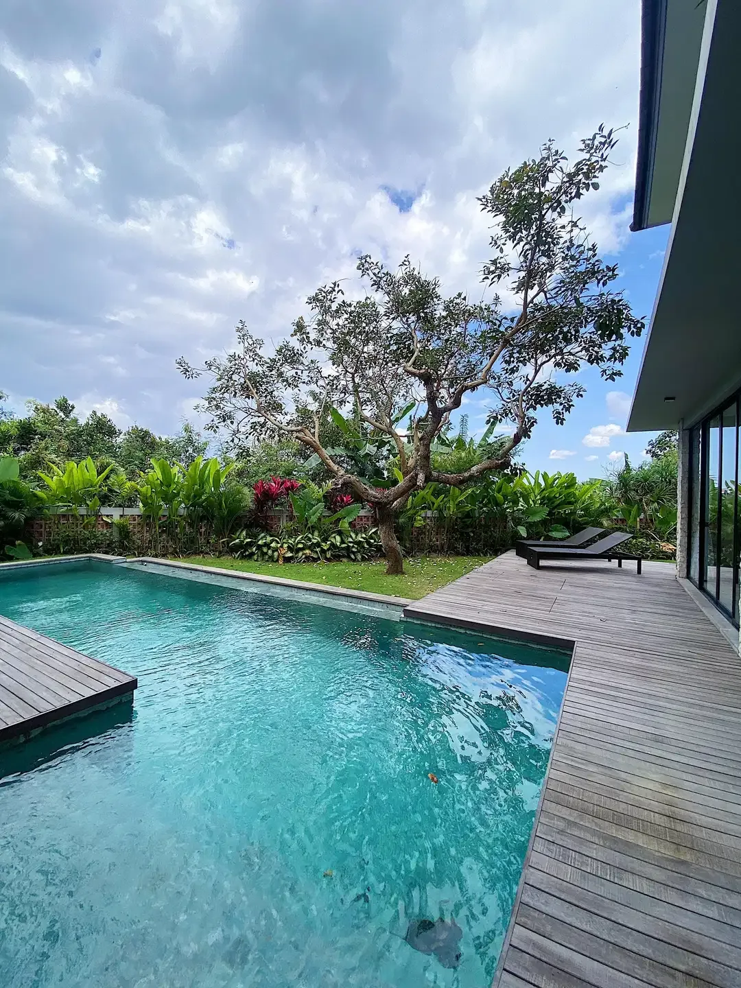 Villa Mewah Tropis Luas dan Elegan di Jantung Central Canggu Bali - Image 4 of 10
