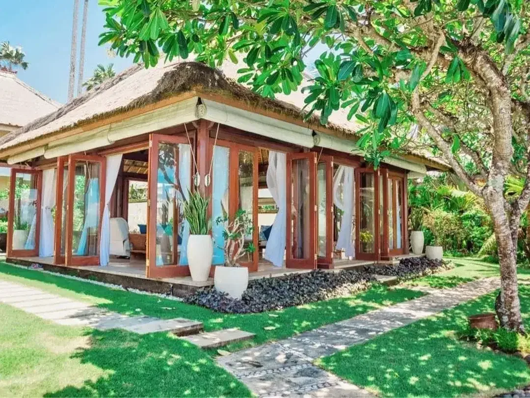 Dijual Villa Berlokasi Strategis & Langka, di Tepi Pantai Cemagi Bali - Image 2 of 10